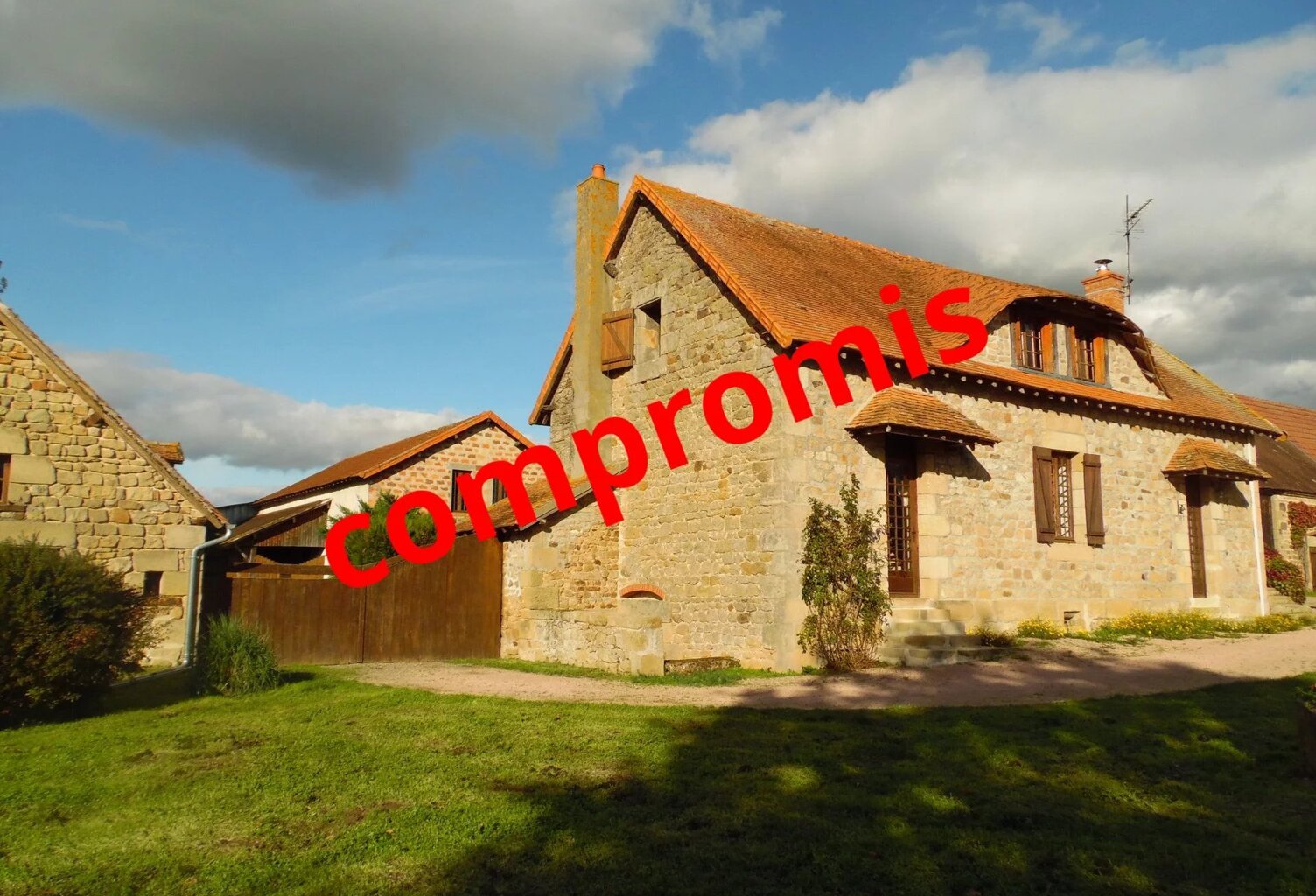 À vendre dans l'Allier maison, gîte, dépendances et 8 ha. — photo 1