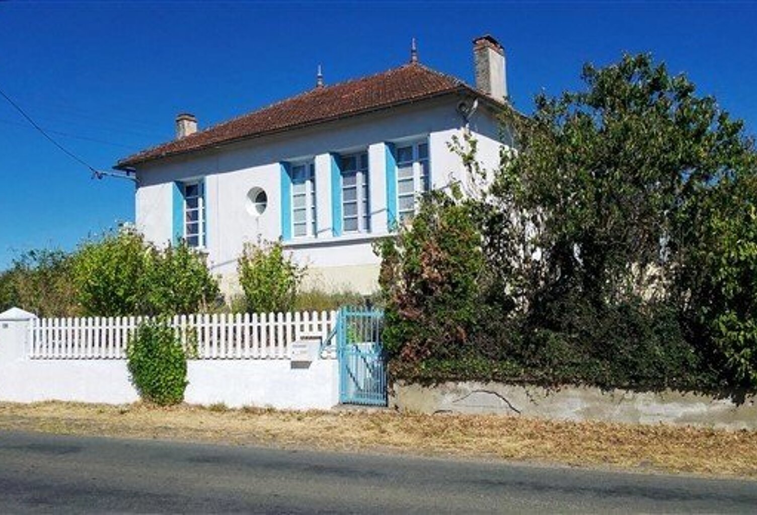 Maison avec jardin et sous-sol à vendre au Vigeant, Vienne — photo 1