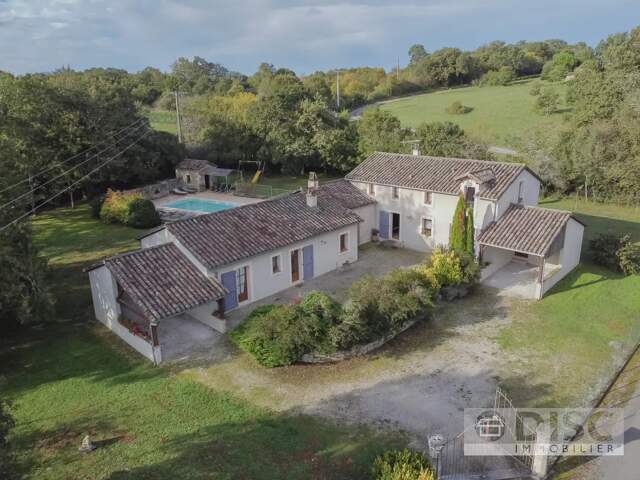 Propriété divisé en deux habitations avec jardin et piscine — photo du bien
