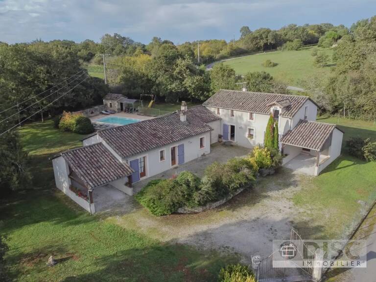 Propriété divisé en deux habitations avec jardin et piscine — photo 1