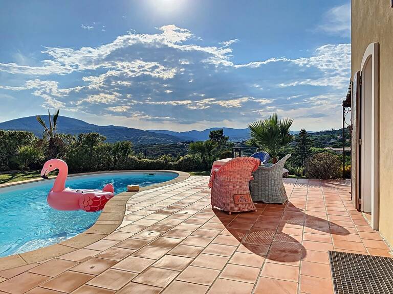 **SOUS COMPROMIS SIGNÉ DANS NOTRE AGENCE**A vendre villa recente à Sainte-Maxime quartier prisé du Sémaphore. Vue magnifique et imprenable. — photo 1