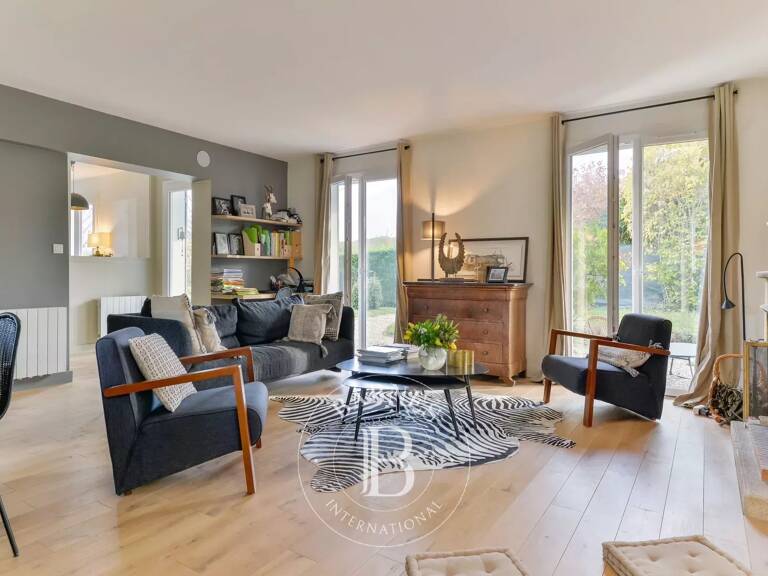 Dardilly - Maison de 165 m² rénovée par une architecte d'intérieur - Terrain de 1 315 m² - 1 Studio - Sous- sol - 4 Chambres — photo 1