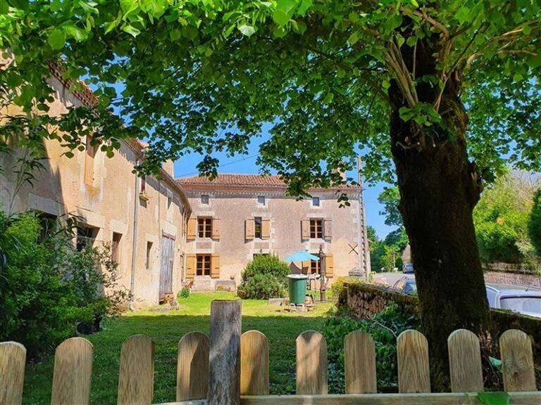 Spacieuse maison de village à vendre à Luchapt - Vienne — photo 1