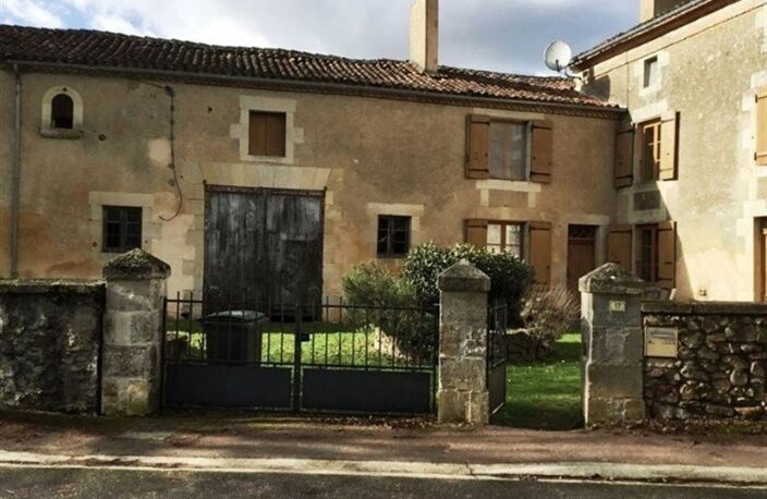 Spacieuse maison de village à vendre à Luchapt - Vienne — photo 2
