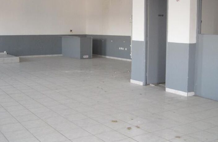 A vendre  local commercial de 270 m2 à Izon — photo 2