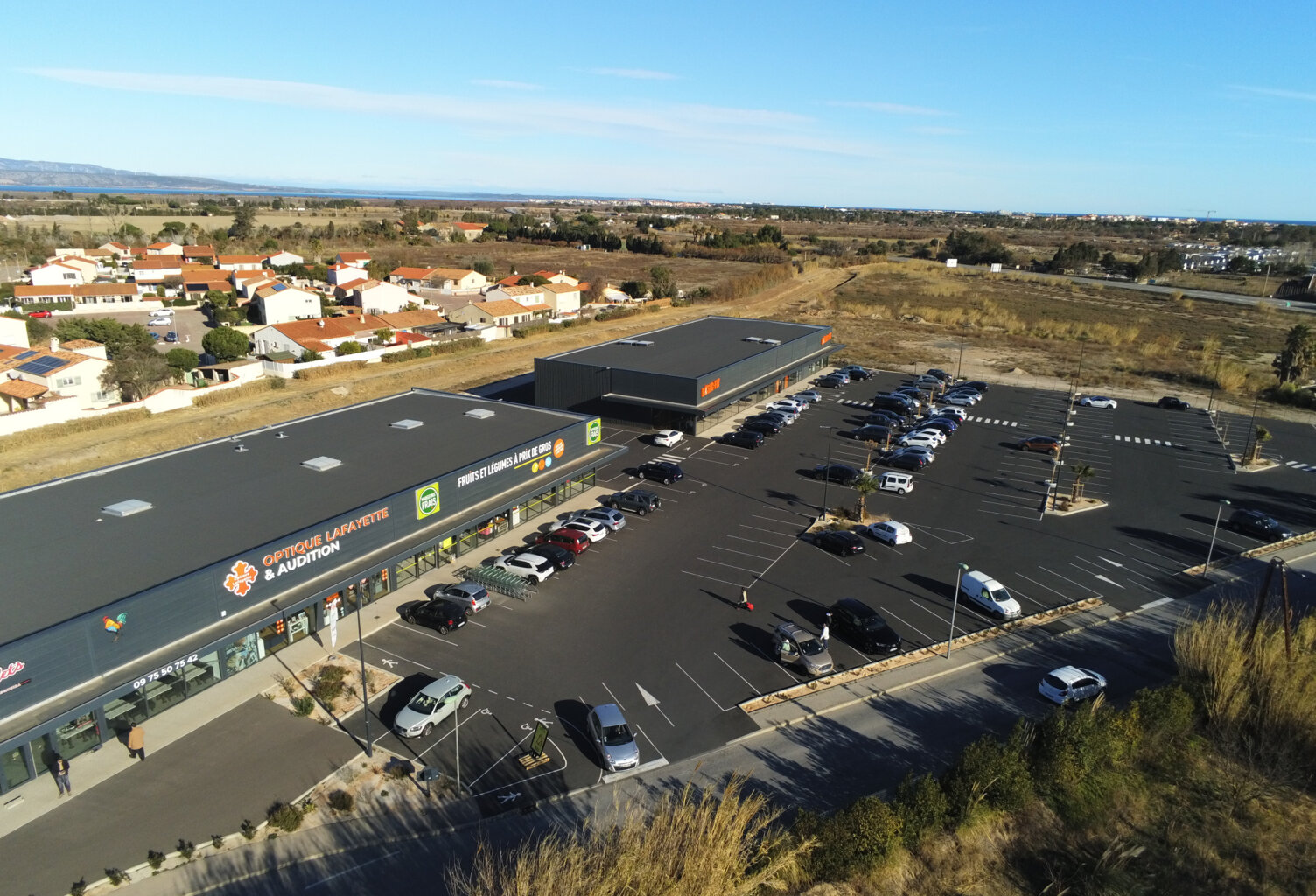 2000 M2 LOCAUX COMMERCIAUX NEUFS A LOUER, DIVISIBLES, CARREF — photo 1