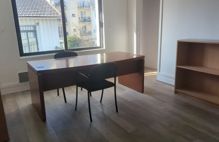 LA COURNEUVE 93120 - LOCATION - BUREAUX- ETAGE - 50m2 - AUBE — photo 3