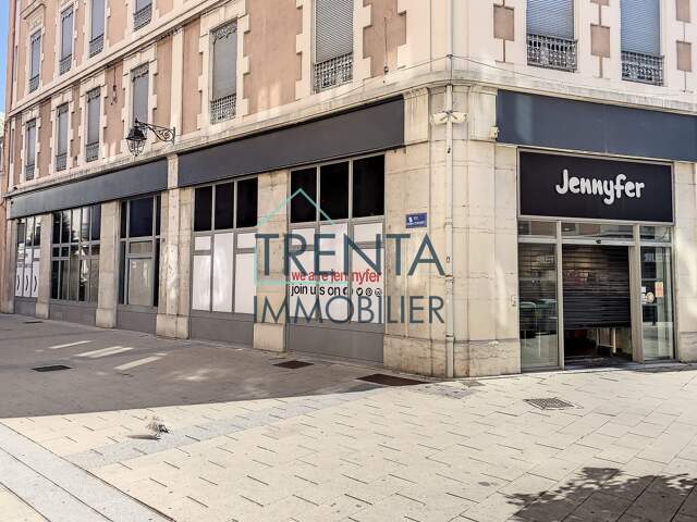 Exceptionnel + de 300m2 commerciaux plein centre de Voiron — photo du bien