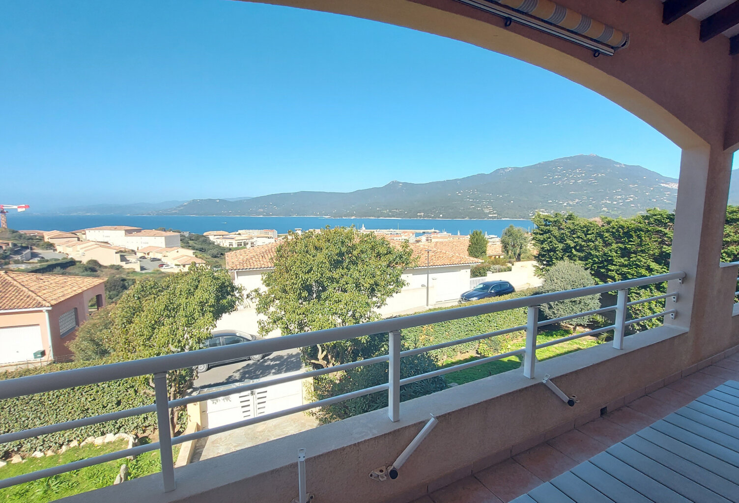 Immobilier de prestige : maison en vente terrasse à Proprian — photo 1