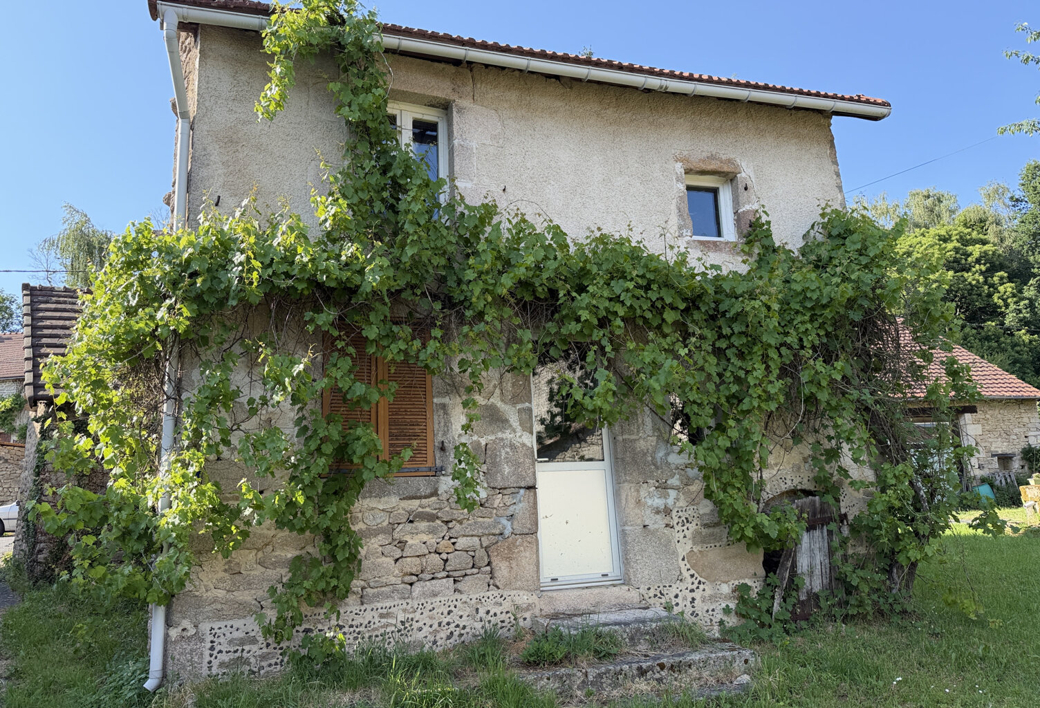 Maison pierre avec terrain et grange — photo 1
