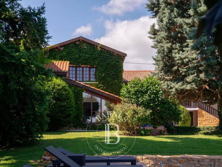 Lentilly - Maison de 320 m² environ avec dépendances -Terrain de 2610 m² - 5 Chambres — photo 1