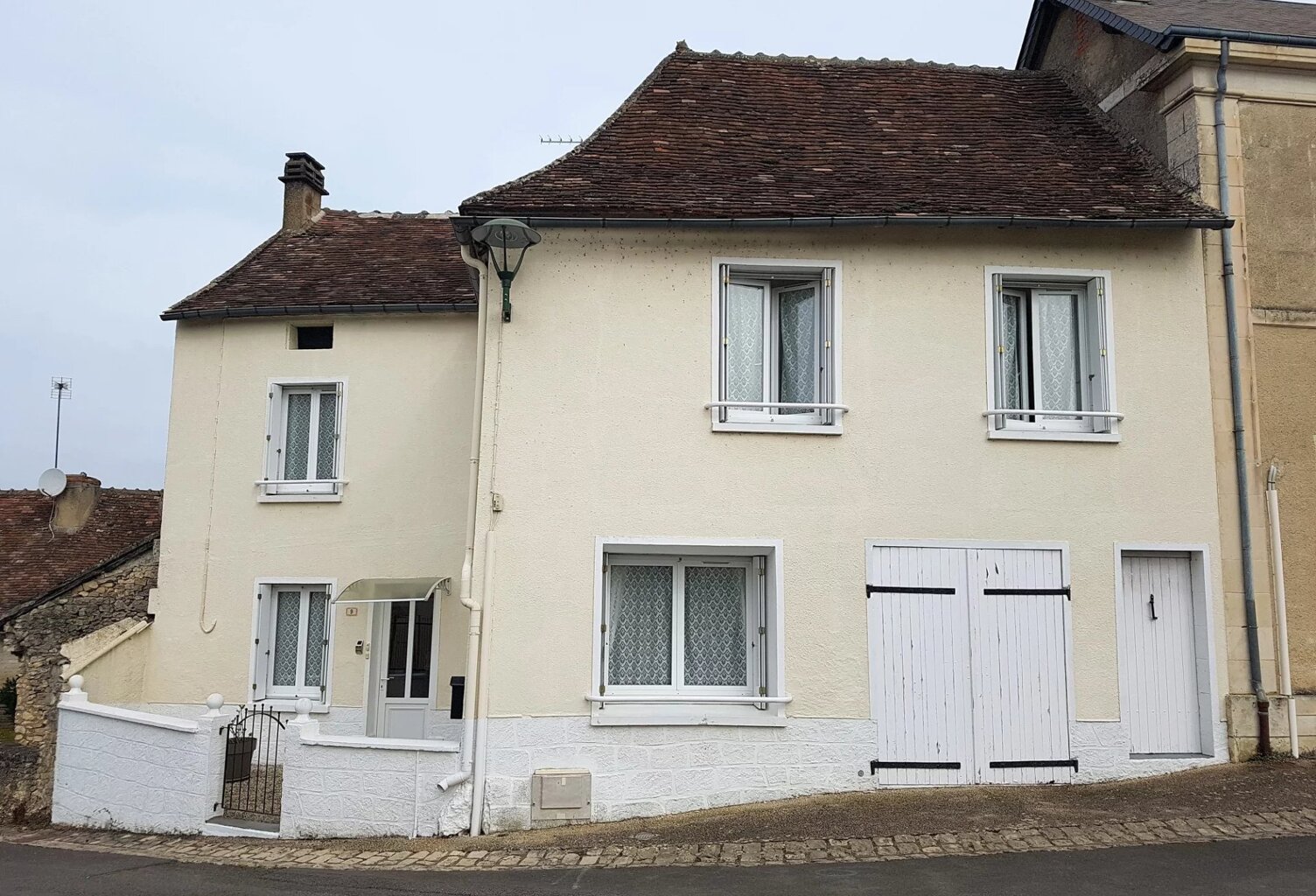 Maison de village avec garage à vendre proche St. Savin 86 — photo 1
