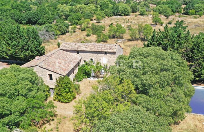 A Gordes : superbe ferme XVIIIème en U à aménager sur 6 hectares — photo 2