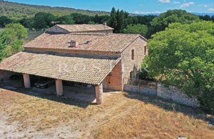 A Gordes : superbe ferme XVIIIème en U à aménager sur 6 hectares — photo 3