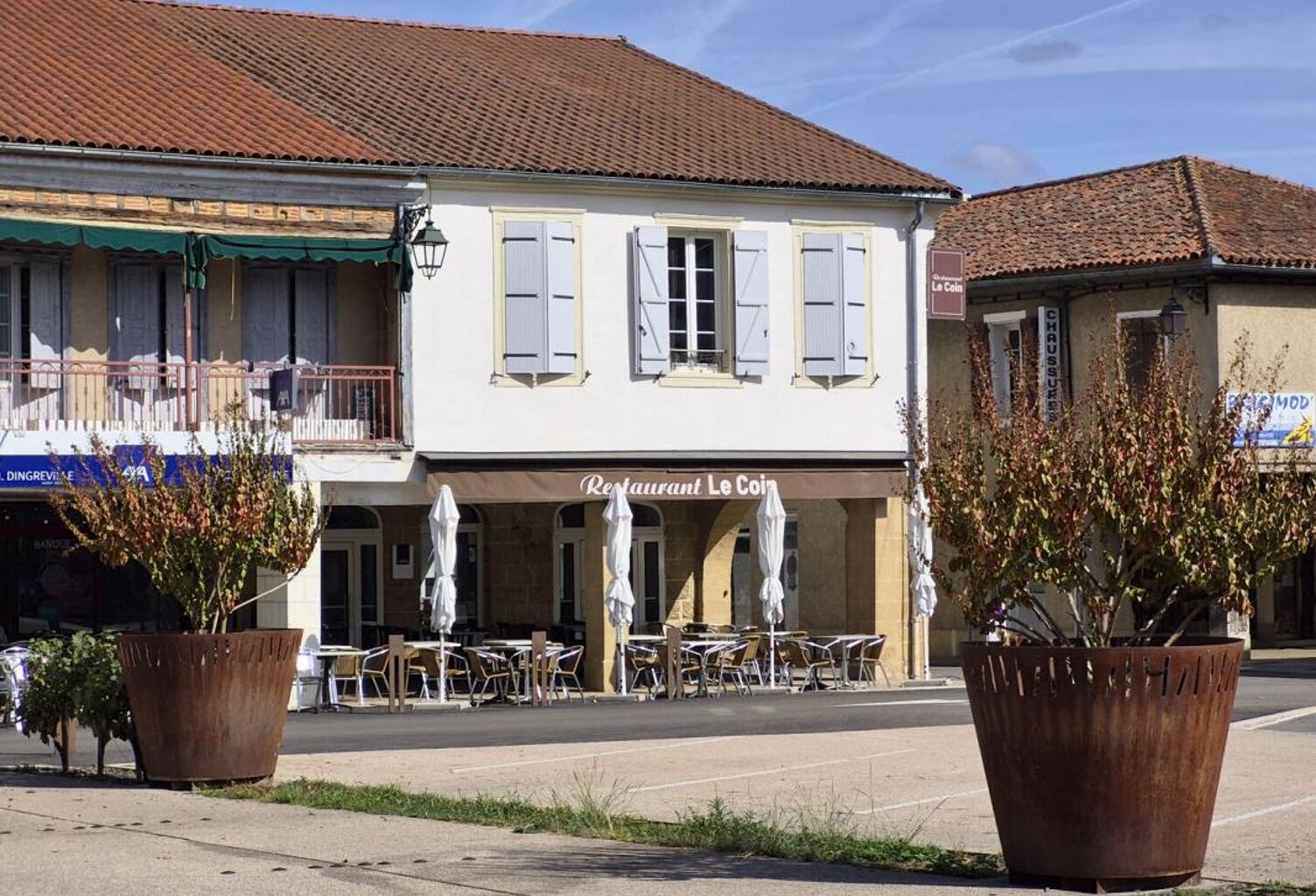 À vendre, Trie sur Baise (Hautes Pyrénées): Maison d'angle et restaurant du 14ème siècle, sur la place d'une bastide, avec appartement de 3 chambres et grenier aménagée en Loft — photo 1
