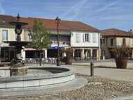 À vendre, Trie sur Baise (Hautes Pyrénées): Maison d'angle et restaurant du 14ème siècle, sur la place d'une bastide, avec appartement de 3 chambres et grenier aménagée en Loft — photo 2