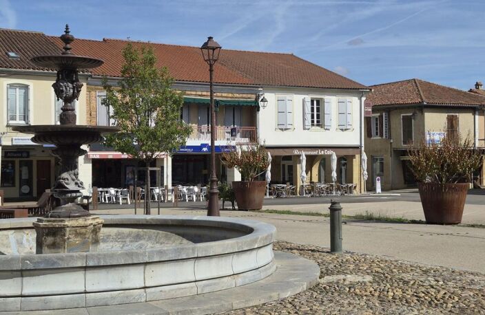 À vendre, Trie sur Baise (Hautes Pyrénées): Maison d'angle et restaurant du 14ème siècle, sur la place d'une bastide, avec appartement de 3 chambres et grenier aménagée en Loft — photo 2