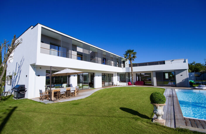ROYAN SUPERBE VILLA MODERNE AVEC PISCINE ÉDIFIÉE SUR UN TERR — photo 2