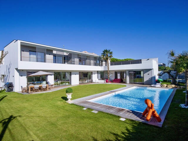 ROYAN SUPERBE VILLA MODERNE AVEC PISCINE ÉDIFIÉE SUR UN TERR — photo du bien