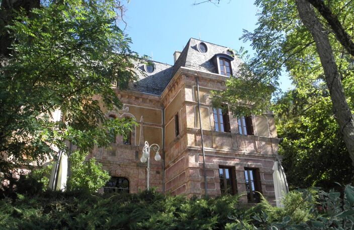 LOZERE splendide hotel particulier -dont potentiel hébergements à développer- avec cette magnifique gentilhommière dans l'arrière pays ! — photo 2