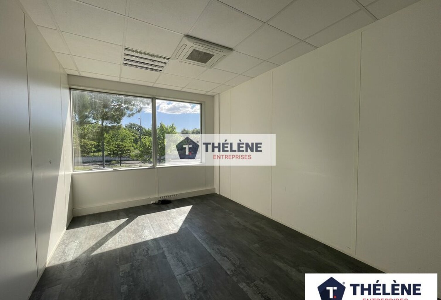 BUREAUX à LOUER — photo 1
