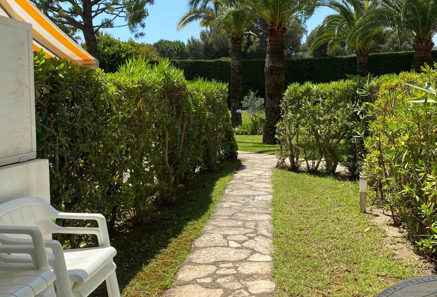 APPARTEMENT EN RDJ - COPROPRIETE AVEC PISCINE — photo 1