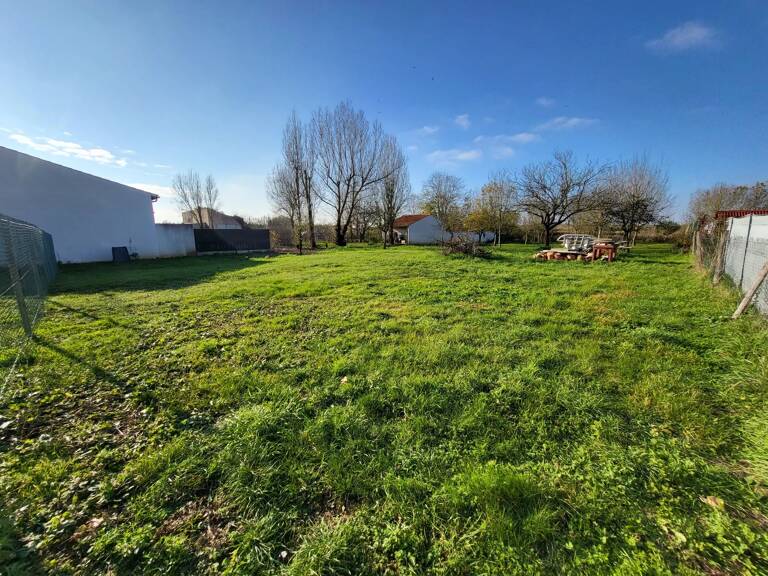 Terrain de 1454m² à Ardillières — photo 1