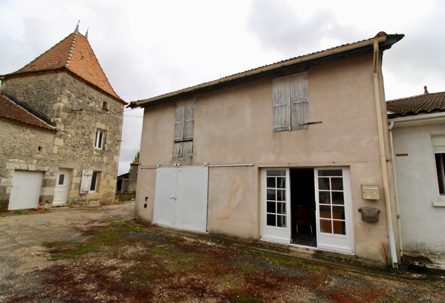 Saint Salvy, local professionnel  de 96 m2 à louer avec partie BUREAU et partie RESERVES, GARAGE. Loyer de 450  incluant l'électricité. Les charges comprennent la taxe d'ordures ménagères. Retrouvez toutes nos offres sur le site de la Maison de l'Immobil — photo 1