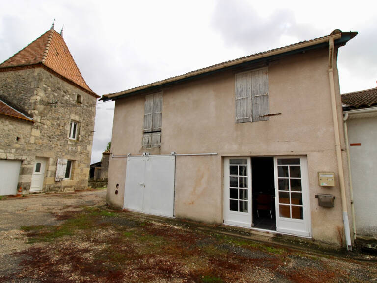 Saint Salvy, local professionnel  de 96 m2 à louer avec partie BUREAU et partie RESERVES, GARAGE. Loyer de 450  incluant l'électricité. Les charges comprennent la taxe d'ordures ménagères. Retrouvez toutes nos offres sur le site de la Maison de l'Immobil — photo 1