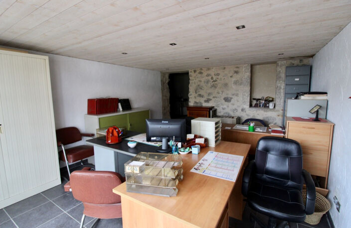 Saint Salvy, local professionnel  de 96 m2 à louer avec partie BUREAU et partie RESERVES, GARAGE. Loyer de 450  incluant l'électricité. Les charges comprennent la taxe d'ordures ménagères. Retrouvez toutes nos offres sur le site de la Maison de l'Immobil — photo 2