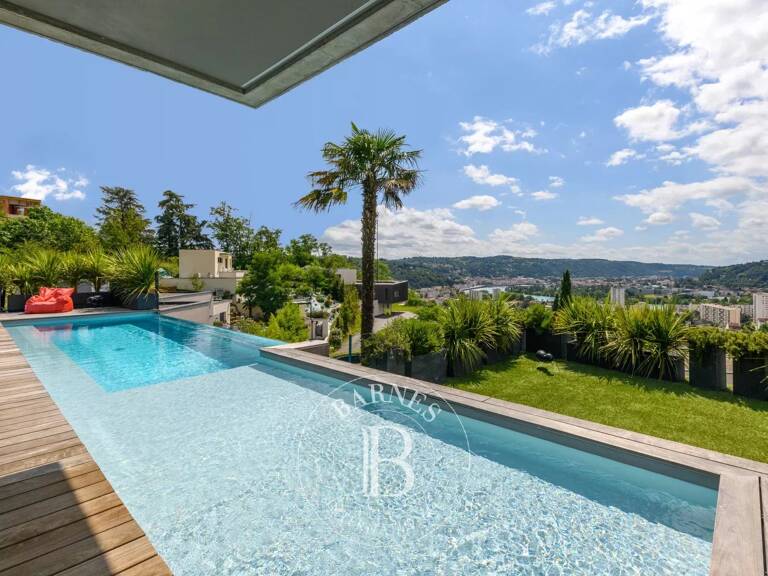 Vienne / Seyssuel - Vue imprenable - Villa d'architecte de 260 m² environ - Jardin de 1024 m² - Piscine à débordement vitrée – Cascade - 3 chambres — photo 1