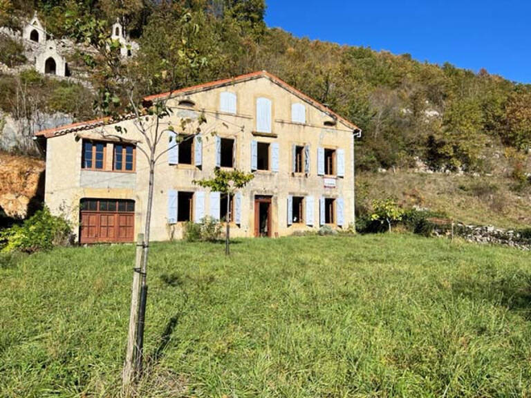 Ancien presbytère de 1865 de 250m² en grande partie rénové, avec dépendance, atelier et jardin de 490m² — photo 1