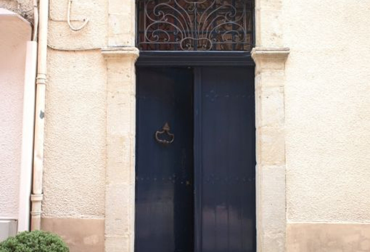 En plein coeur de notre bastide de Villeneuve sur Lot, magnifique maison de caractère datant  du XVII° siècle En entrant dans cette demeure, nous découvrons une large entrée voutée surplombant l'escalier en pierre, un salon orné d'une cheminée en marbre e — photo 1