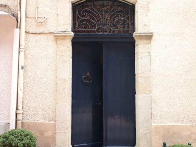 En plein coeur de notre bastide de Villeneuve sur Lot, magnifique maison de caractère datant  du XVII° siècle En entrant dans cette demeure, nous découvrons une large entrée voutée surplombant l'escalier en pierre, un salon orné d'une cheminée en marbre e — photo du bien