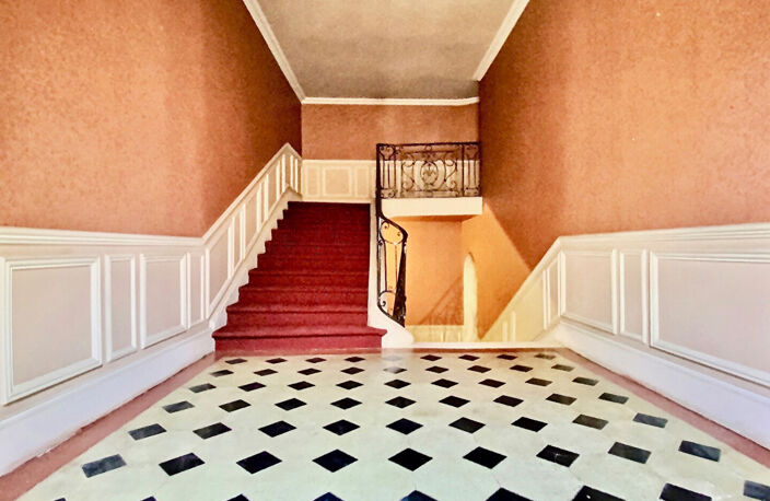 En plein coeur de notre bastide de Villeneuve sur Lot, magnifique maison de caractère datant  du XVII° siècle En entrant dans cette demeure, nous découvrons une large entrée voutée surplombant l'escalier en pierre, un salon orné d'une cheminée en marbre e — photo 4