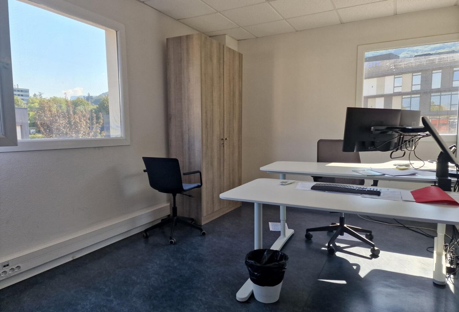 Bureaux tout équipé au premier étage d'un immeuble professionnel — photo 1