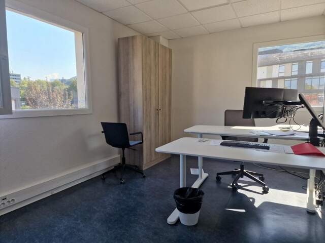 Bureaux tout équipé au premier étage d'un immeuble professionnel — photo du bien