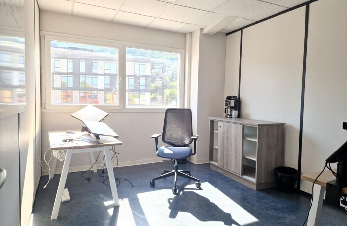 Bureaux tout équipé au premier étage d'un immeuble professionnel — photo 2