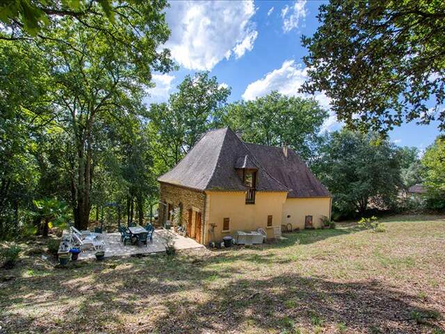 Maison en pierre de 6 pièces principales — photo du bien
