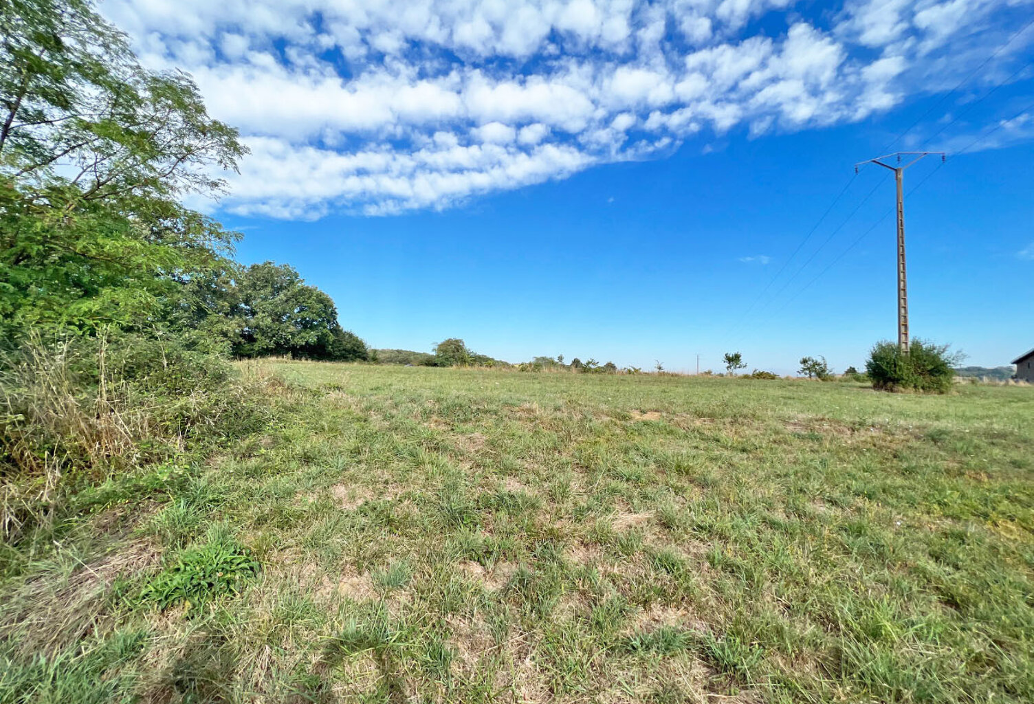 Joli terrain constructible 3840m² — photo 1