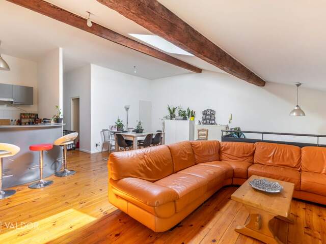 Duplex rénové en plein centre — photo du bien