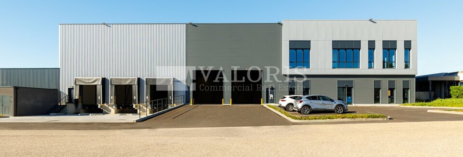 Commerce  6061 m² à louer à Corbas (69960)