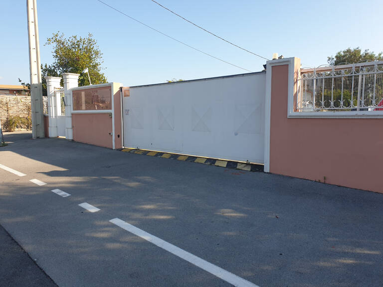 Lot comprenant un  garage et un Parking, sur l'avenue Jules Grec à  Antibes — photo 1