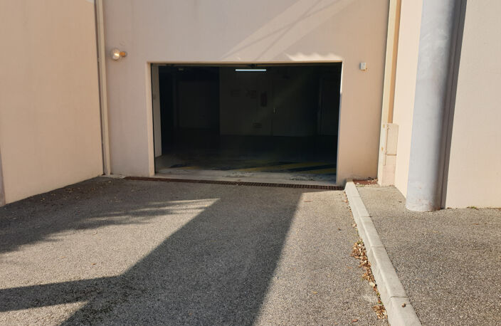 Lot comprenant un  garage et un Parking, sur l'avenue Jules Grec à  Antibes — photo 2