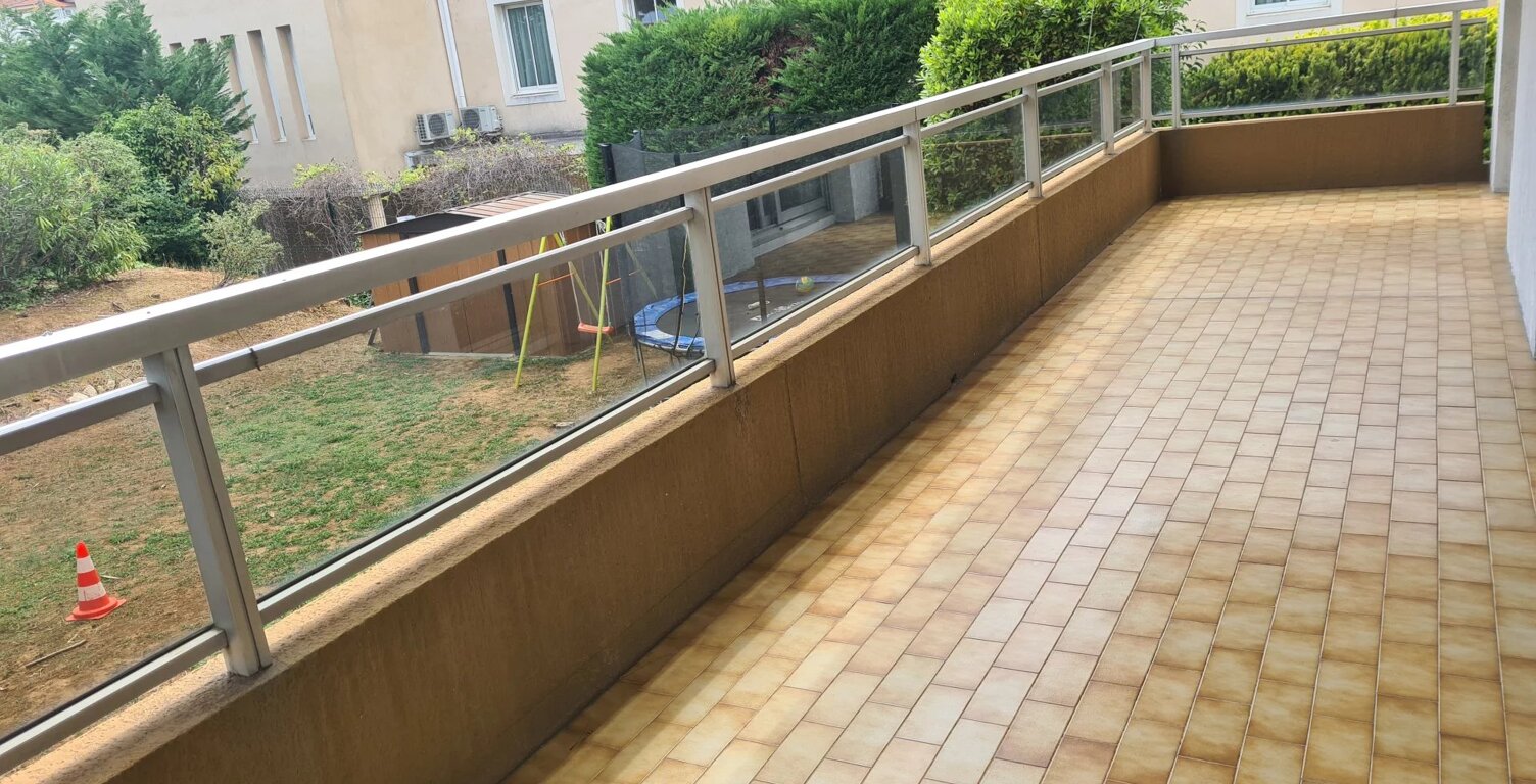 ST LAURENT DU VAR (06) - 2 PIECES 49M² TERRASSE 19m² GARAGE CAVE — photo 1