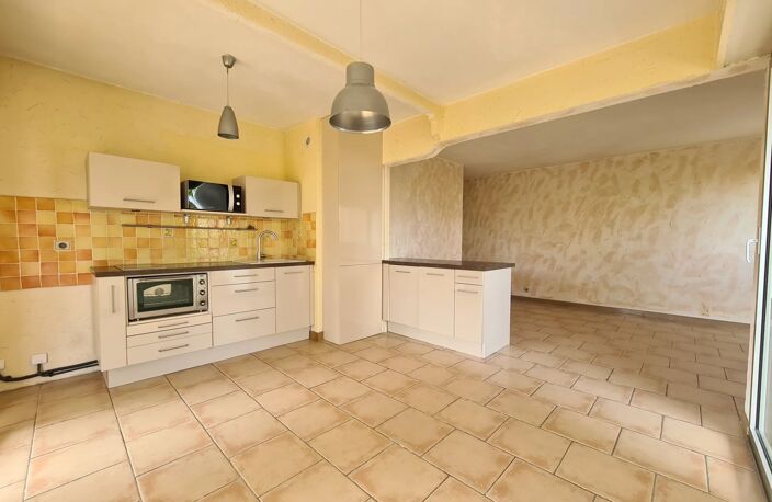 ST LAURENT DU VAR (06) - 2 PIECES 49M² TERRASSE 19m² GARAGE CAVE — photo 2