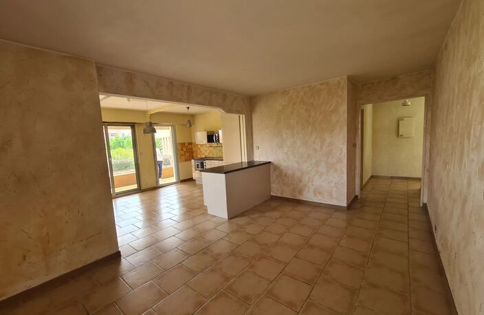 ST LAURENT DU VAR (06) - 2 PIECES 49M² TERRASSE 19m² GARAGE CAVE — photo 4