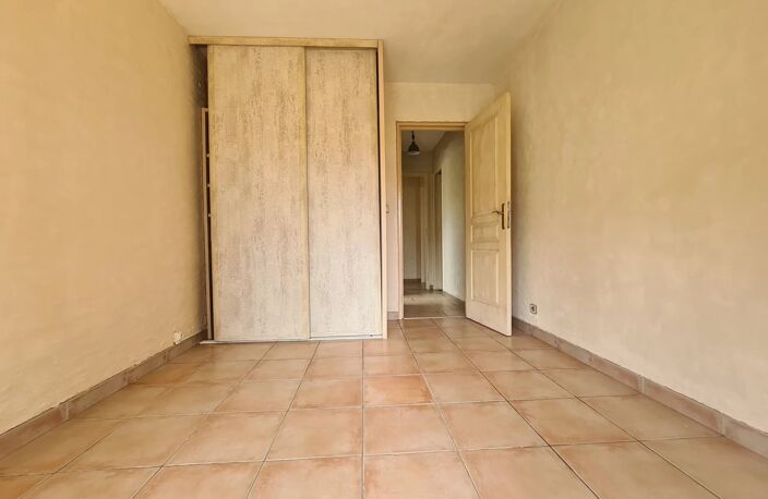 ST LAURENT DU VAR (06) - 2 PIECES 49M² TERRASSE 19m² GARAGE CAVE — photo 5