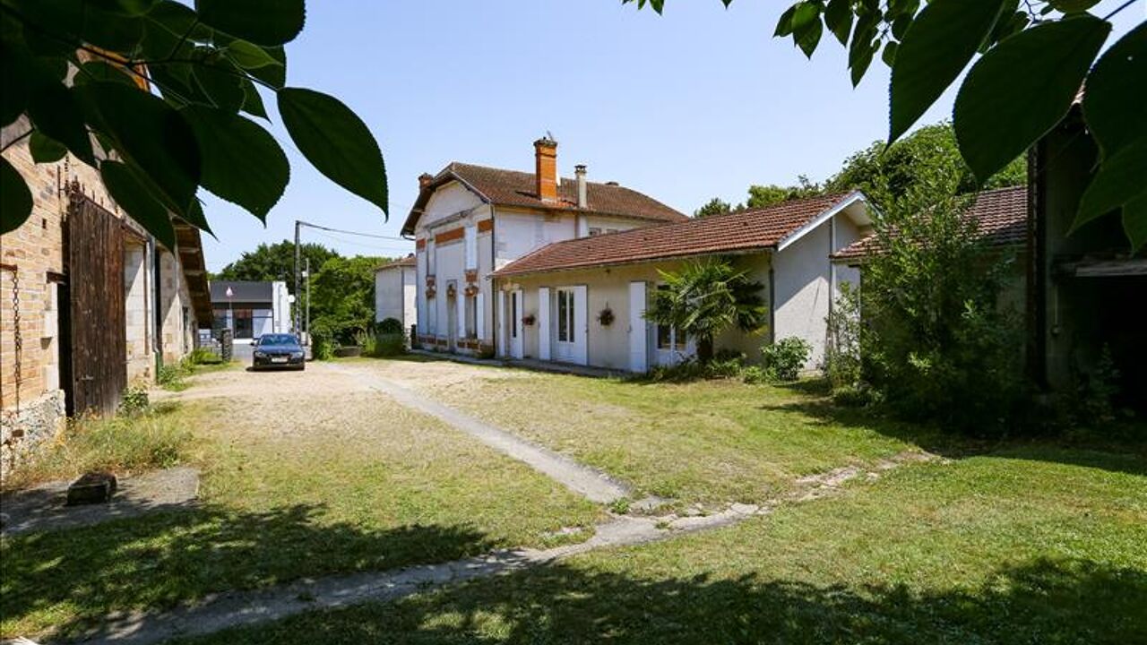maison 10 pièces 220 m2 à vendre à Saint-Aigulin (17360)