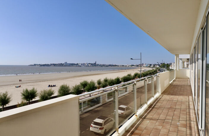 ROYAN 1ER LIGNE FACE OCÉAN APPARTEMENT COMPOSÉ DE 4 CHAMBRES — photo 2